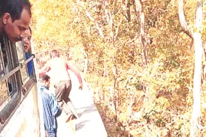 रोडवेज बस दीवार से टकराई : गहरी खाई में गिरने से बची, बस में बड़ी संख्या में बच्चें-महिलाएं थीं सवार 