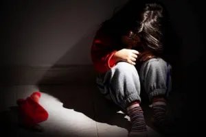 छह साल की मासूम बच्ची से छेड़छाड़, गुस्साए लोगों ने जमकर कर दी धुनाई 