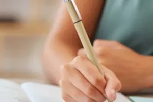 मस्तिष्क को सक्रिय करता है हाथ से लिखना