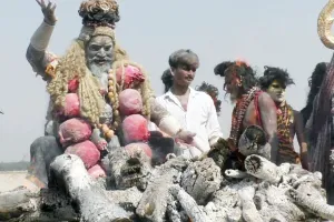 काशी के हरिश्चंद्र घाट पर जलती चिताओं की राख से खेली होली, शोभा यात्रा में भगवान शिव के साथ शामिल हुए भूत प्रेत
