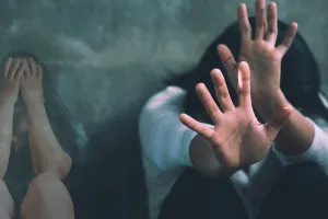 उत्तर प्रदेश में युवती से चलती ट्रेन में रेप : बिना टिकट चढ़ी थी पीड़िता, टीटीई ने बनाया शिकार