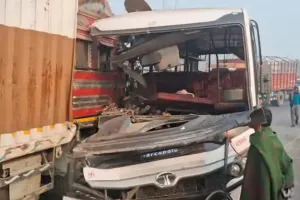 बिहार में भीषण सड़क हादसा: पर्यटकों से भरी बस ने ट्रक में मारी टक्कर; एक यात्री की मौत अन्य 19 घायल, पुलिस जांच शुरू