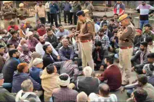 आरोपियों की गिरफ्तारी की मांग को लेकर गुर्जर समाज अड़ा: धरना देकर किया प्रदर्शन, पुलिस अधिकारियों ने जल्द गिरफ्तारी का दिलाया भरोसा