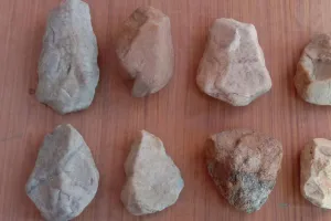 झुंझुनूं के ‘रीढ़ का टीला’ में मिला हजारों साल पुराने मानव बसावट का प्रमाण : पुरातात्विक उत्खनन में प्रागैतिहासिक औज़ार, मंदिर स्थापत्य और 11वीं-12वीं शताब्दी की मूर्तियों के मिले अवशेष 