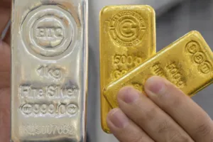 सोना और चांदी में फिर गिरावट : चांदी और शुद्ध सोना हुआ सस्ता, जानें क्या है भाव  