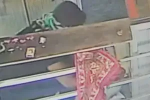 मध्य प्रदेश में चोरों ने मंदिरों को बनाया निशाना : दिनदहाड़े दानपेटियां तोड़कर नकदी की पार, सीसीटीवी में चेहरा ढके नजर आए चोर