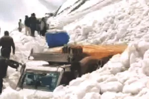 कश्मीर में हिमस्खलन : बर्फ में दबकर 7 लोगों की मौत, 5 को सुरक्षित बचाया