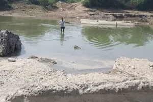 मेज नदी की पुलिया छह माह से क्षतिग्रस्त, पानी से होकर गुजरने पर मजबूर ग्रामीण