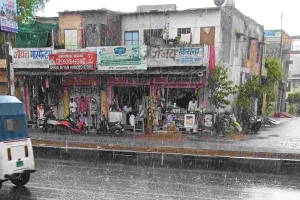 Weather Update : जयपुर सहित कई जिलों में बारिश, कहीं गिरे ओले; पारा गिरा 