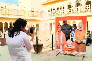 राष्ट्रगीत वंदे मातरम् के 150 वर्ष पूरे होने पर लगाए सेल्फी स्टैंड, फोटोज क्लिक करते दिखे देशी और विदेशी पर्यटक 