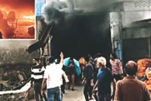 कपड़ा फैक्ट्री के अंदर से उठीं आग की लपटें,  बीस फेरे लगाने के बाद फायर ब्रिगेड ने पाया काबू