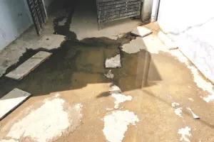 सीवर की समस्या का नहीं हो रहा समाधान : सीवर लाइन बंद, घरों तक पहुंचा गंदा पानी