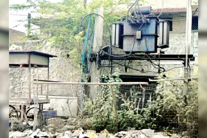 सूखी घास व कचरा, गर्मी में आग का खतरा 