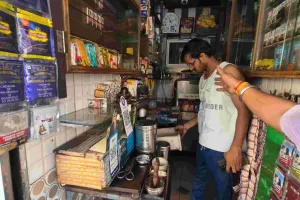 पान की दुकान में चोरी : सवा लाख का माल और 5 हजार रुपये की नगदी चोरी, सीसीटीवी फुटेज में दिखा चोर