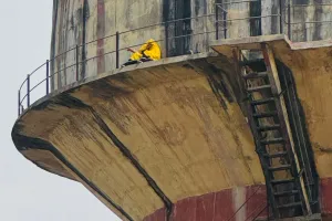 जयपुर में हाई ड्रामा : 100 फीट ऊंची पानी टंकी पर चढ़ी महिला ने लगाई जान देने की धमकी, नगर निगम कर्मचारियों के सस्पेंशन की मांग