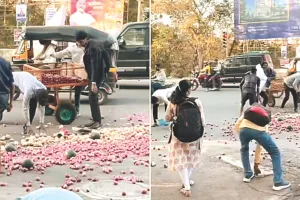 नासिक में बीच सड़क पलटा ठेला : लोगों ने पेश की मानवता की मिसाल, आपके भीतर की संवेदनाओं को झकझोर देगी वीडियो; हरी बत्ती भी नहीं डिगा पाई लोगों का ईमान