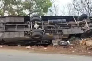 ओडिशा में मोड पर पलटी तेज रफ्तार बस : पर्यटक बस के पलटने से 5 लोगों की मौत, बस से बाहर गिरे यात्री