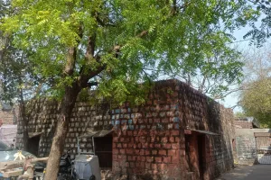 आर्थिक संकट में तेजी से बिक रही गरीबों की जमीनें