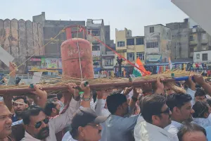 गैस सिलेंडर कीमत बढ़ोतरी और किल्लत के विरोध में जयपुर कांग्रेस ने किया प्रदर्शन, आपूर्ति सुधारने और दाम कम करने की उठी मांग 