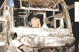 जैसलमेर से हुई रवाना, गुजरात के बनासकांठा जिले में हादसा : चलती स्लीपर बस में आग, एक की मौत, सात झुलसे