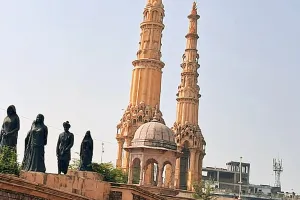 अंधेरे में डूबा एरोड्राम का टावर ऑफ लिबर्टी, फुटपाथ पर बिखरी केबल से करंट का खतरा