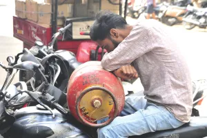 जयपुर में रसोई की आग ठण्डी : 25 दिन की समय सीमा ने बढ़ाई उपभोक्ताओं की परेशानी, बुकिंग का अंबार, सप्लाई की सुस्त रफ्तार