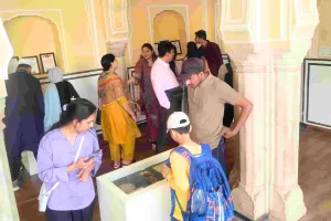 हवामहल में इतिहास की झलक : प्राचीन सिक्कों की प्रदर्शनी बनी आकर्षण का केंद्र, देशी-विदेशी पर्यटक दुर्लभ सिक्कों को देख हो रहे रोमांचित