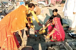 लोहे को पिघलाकर, पसीना बहाकर, बना देते घरेलू सामग्री