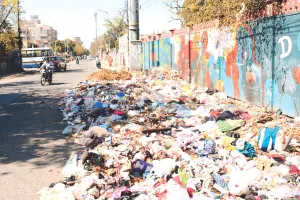 कागजों में सफाई, सड़कों पर गंदगी : मॉनिटरिंग के अभाव में शहर कचरे के ढेर में तब्दील, आयुक्त के आदेश के बाद भी मॉनिटरिंग की अनदेखी