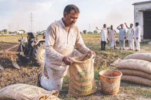 उर्वरक आपूर्ति पर मंडरा रहा संकट, पैदावार में गिरावट और खाद्य पदार्थों की कीमतों में वृद्धि की आशंका