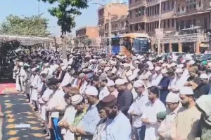 जुमे की तीसरी नमाज अदा : शहर की मस्जिदों में उमड़ी भारी भीड़, नमाजियों के लिए की गईं उचित व्यवस्थाएं 
