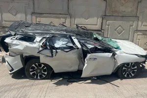 दिल्ली-मुबंई एक्सप्रेस वे पर हादसा : डिवाइडर से टकराकर 30 फुट गहरी खाई में गिरी फॉरच्यूनर, 3 दोस्तों की मौत 