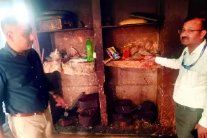 गंदगी में तैयार हो रहा था खाना : चिकित्सा विभाग ने मारा छापा, अनहाइजीनिक परिस्थितियों में तैयार की जा रही थी खाद्य सामग्री