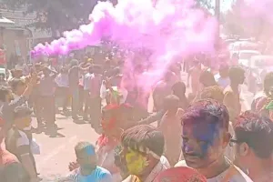 शहर में होली ‌की धूम : डीजे की धुन पर थिरकी युवाओं की टोलियां, रंग-गुलाल उड़ाकर लिया उत्सव का आनंद