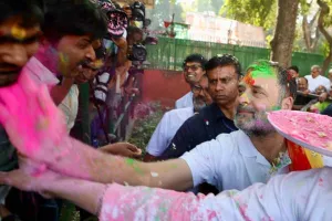 राहुल गांधी ने कार्यकर्ताओं संग मनाई होली : गुलाल लगाकर और मिठाई खिलाकर दी पर्व की शुभकामनाएं, कहा- यह पर्व सभी के जीवन को नई आशाओं और खुशियों से भर दें