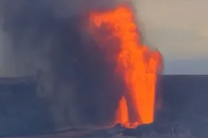 हवाई में फिर फटा ज्वालामुखी : आसमान में एक हजार फीट तक उठे लावा के फव्वारे, कांच जैसे टुकड़े गिरे