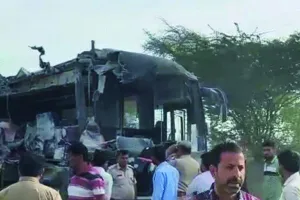 हनुमानगढ़ में 5 लोगों की मौत का कारण बना आवेरटेक : विपरीत दिशा से आ रहे ट्रक से टकराई बस, घायलों को अस्पताल में कराया भर्ती