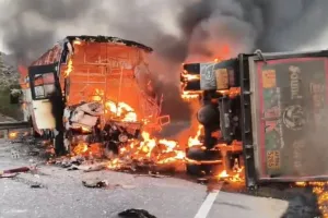 आंध्रप्रदेश के मार्कापुरम में भीषण हादसा: चलती बस बनी आग का गोला; 13 यात्री जिंदा जले, बचाव और राहत कार्य जारी