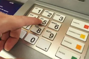 एटीएम में ठगी : बातों में उलझाकर युवक का कार्ड बदला, 2.30 लाख रुपये पार 