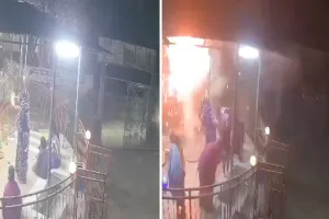 बांग्लादेश के कोमिल्ला में मंदिर के पास बम विस्फोट, आरती में मुखौटा पहन घुसे कलियुगी राक्षसों ने की सांप्रदायिक सौहार्द बिगाड़ने की कोशिश, 3 लोग घायल