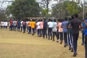 बस्तर हेरिटेज मैराथन: आत्मसमर्पित नक्सलियों ने केन्या के धावकों संग लगाई दौड़, वन मंत्री केदार कश्यप ने हरी झंडी दिखाकर दौड़ को किया रवाना