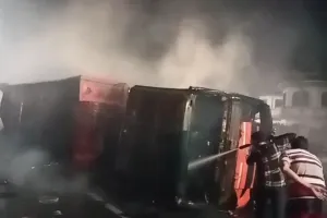 जयपुर-आगरा नेशनल हाईवे पर दर्दनाक हादसा: केबिन में फंसा ड्राइवर जिंदा जला, पुलिस जांच शुरू