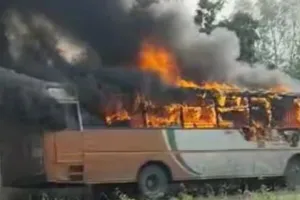 दिल्ली-सहारनपुर हाईवे पर बड़ा हादसा : चलती बस बनी आग का गोला, यात्रियों ने कूदकर बचाई जान