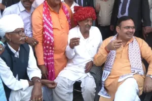 भजनलाल शर्मा ने ग्रामीणों के साथ उठाया कुल्लड़ में चाय का लुत्फ : लोगों से पूछा हालचाल, क्षेत्र की समस्याओं के बारे में ली जानकारी 