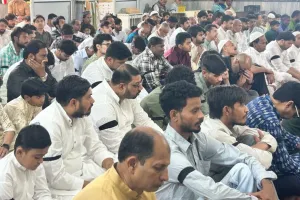 ईद-उल-फितर के पावन मौके पर शिया समुदाय के लोगों ने काली पट्टी बांधकर अदा की नमाज: ईरान-इजरायल संघर्ष के विरोध में आवाज उठाते हुए अमेरिका विरोधी लगाए नारे