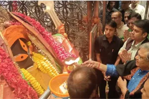 कोलकाता के कालीघाट मंदिर पहुंचे मुख्य चुनाव आयुक्त ज्ञानेश कुमार: प्रदर्शनकारियों ने दिखाए काले झंड़े, लगाए 