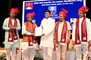 हरिदेव जोशी पत्रकारिता विश्वविद्यालय के दीक्षांत समारोह में हंगामा: छात्रों ने कहा-अतिथियों के हाथों से नहीं दिलवाई जा रही डिग्रियां,  विद्यार्थियों के काफी विरोध के बाद आयोजन फिर से शुरू हुआ और डिप्टी सीएम डॉ. बैरवा ने डिग्रियां बांटी