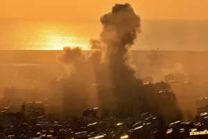 ईरान का पलटवार: कतर में अमेरिकी अड्डे और इजरायल में रक्षा ढांचे पर हवाई हमला, आईआरजीसी ने की पुष्टि