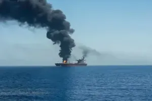 दुबई पोर्ट पर खड़े कुवैती तेल टैंकर पर ईरानी ड्रोन हमला: 24 कर्मचारियों को सुरक्षित बचाया, समुद्र में तेल रिसाव का बढ़ा खतरा 