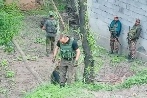 सीआईके ने की एलईटी से जुड़े आतंकी मॉड्यूल जाँच में कश्मीर में दस स्थानों पर छापेमारी: कई अहम दस्तावेज जब्त, जांच जारी